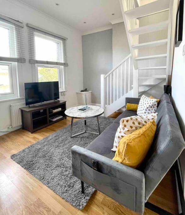 2 Bdr Flat With Canal View Londres
