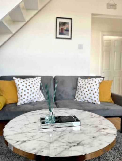 2 Bdr Flat With Canal View Londres