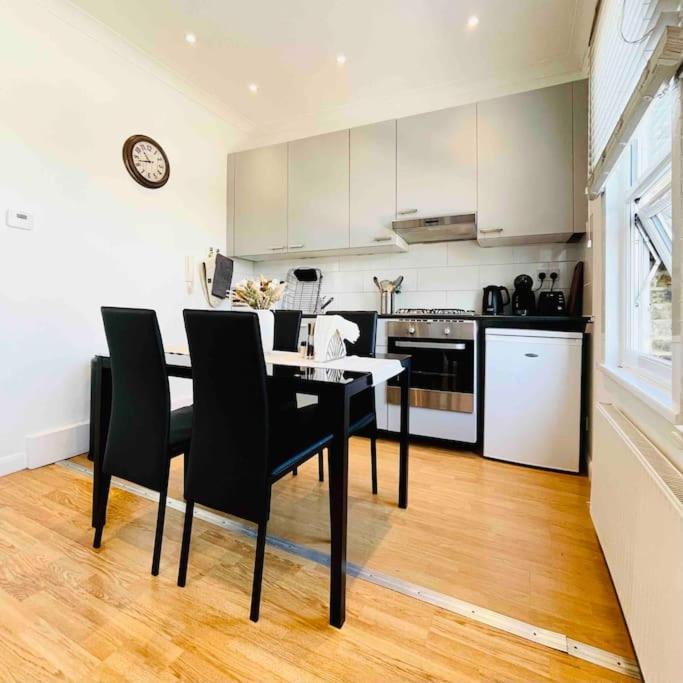 2 Bdr Flat With Canal View * London