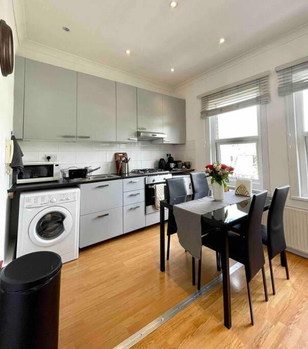 2 Bdr Flat With Canal View Apartment London